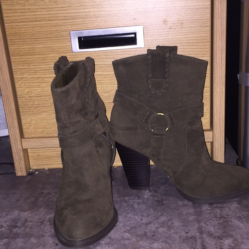Shoedazzle Sabina olive green booties